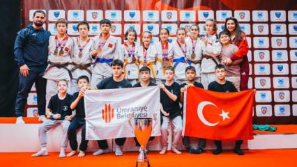 Avrupa'da zirveye adım: &Uuml;mraniye judoda kupayı kaldırdı