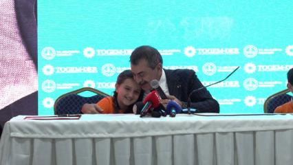 Bakan Tekin ile minik &ouml;ğrencinin g&uuml;l&uuml;mseten anları kamerada