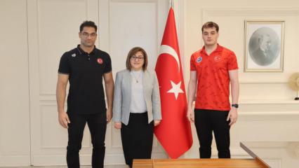 Başkan Şahin, makamında şampiyon yüzücüleri ağırladı