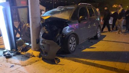 Beton direğe ok gibi saplanan araçtan 5 kişi böyle çıkarıldı