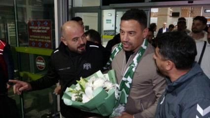 &Ccedil;ağdaş Atan &ccedil;i&ccedil;eklerle karşılandı