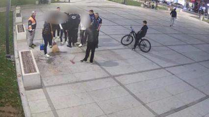 Çekirdek yiyip yere atan gençler hem yeri temizledi hem ceza yedi