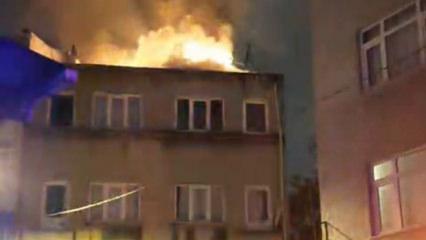 Fatih'te 3 katlı binanın çatısı alev alev yandı