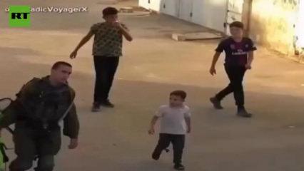 İsrail askeri Filistinli çocuğun bisikletini çöpe attı!