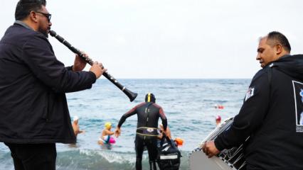 İsveç'e yüzerek gidecek: Türkiye'den davul zurnayla uğurlandı