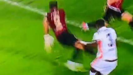 Son dakikada penaltı krizi!! Hakem VAR'a rağmen karar değiştirmedi