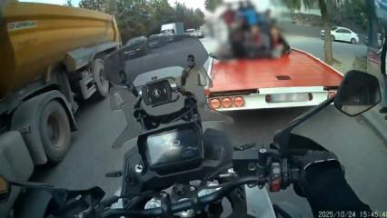 Trafikte skandal hareket! Çocukların canını tehllikeye atan sürücü tepki çekti