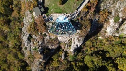 “Türkiye’nin ilk cam seyir terası”: Sonbaharın büyüsünü buradan seyrediyorlar!