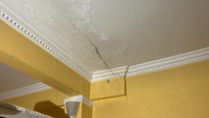 Kocaeli'de korku dolu anlar: 4 katlı bir binanın kolonları çatladı!