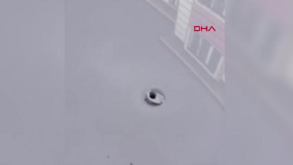 Yorgun mermi otomobilin tavanını deldi