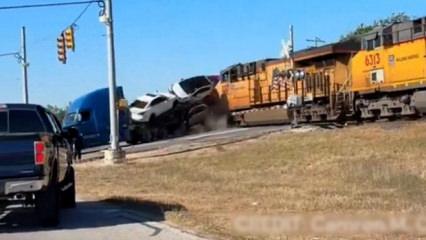 Yük treni araba dolu TIR'ı biçti! Şoke eden görüntüler ABD'den