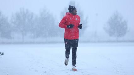 1. Lig ekibi kar yağışı altında antrenman yaptı