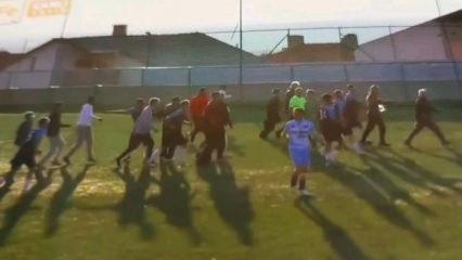 6 gollü karşılaşmada taraftar sahaya girdi! Hakem maçı tatil etti