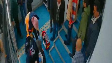 Cuma namazına gittiği camide kalp krizi geçirdi! O anlar kamerada