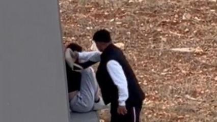 Adana’da bir kişi, tartıştığı kadını çantayla dövdü