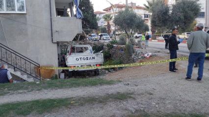 Ağaca &ccedil;arpan kamyonetteki 1 kişi &ouml;ld&uuml;, 4 kişi yaralandı