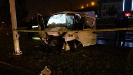 Aydınlatma direğine çarpan minibüs sürücüsü hayatını kaybetti