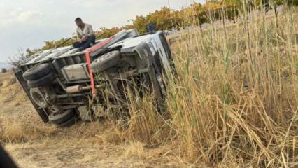 Batman'da kayan kamyonet devrildi: 5 kişi kazadan burnu kanamadan kurtuldu