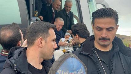Cumhurbaşkanı Erdoğan, Adıyaman’da 4 aylık bebeği sevmek için konvoyu durdurdu