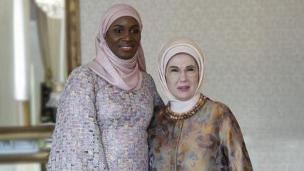 Emine Erdoğan, Senegal Cumhurbaşkanının eşi Faye ile g&ouml;r&uuml;şt&uuml;