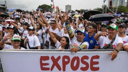 Filipinler'de yolsuzluk skandalı! On binler sokağa döküldü! 