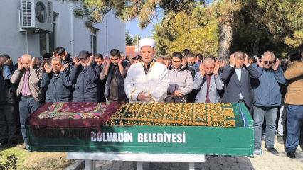 Gıda zehirlenmesi şüphesiyle ölen anne ile 2 çocuğu toprağa verildi