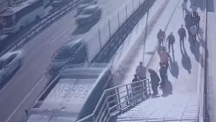 Metrobüsün çarptığı engelli yolcu hayatını kaybetti! Kaza anı kamerada