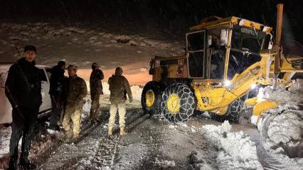 Kar ve tipi nedeniyle mahsur kalan 7 araç ve içindeki 30 kişi kurtarıldı