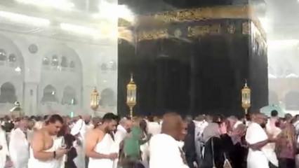 Mekke'de etkili olan sağanak Kabe'de görüntülendi