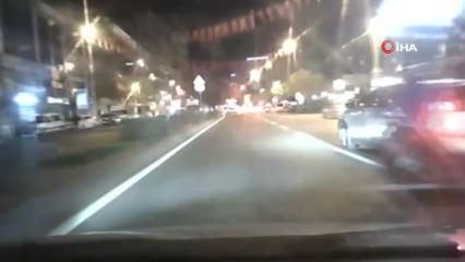 Motosikletle arabaya çarpan sürücü metrelerce sürüklendi