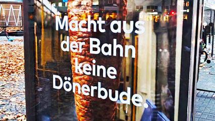 K&ouml;ln'de d&ouml;ner &uuml;zerinden &ccedil;irkin afiş: T&uuml;rklere hakaret