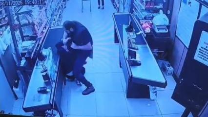 Oğlunu darbeden market çalışanını yumruklayıp tekmelediği anlar kamerada  
