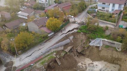 Okul yapımı için kazılan temelin yanından geçen yol çöktü