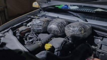 Otomobilin kaputunun altında 3 kilo skunk ele geçirildi