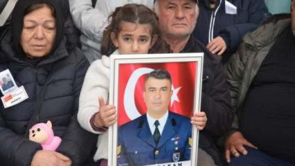 Şehit astsubayın eşi evladını sakinleştirdi: Başını dik tut...