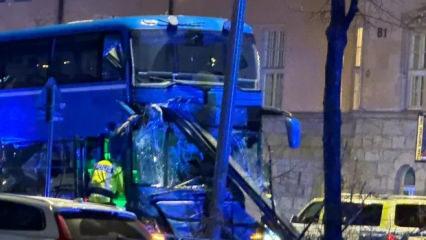 Stockholm'de otobüs durağa daldı: Ölüler ve yaralılar var!
