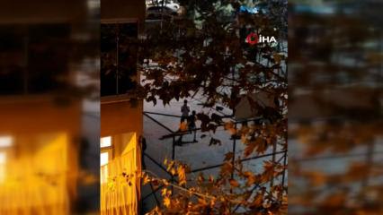 Sultangazi'de gençler parkta birbirlerine acımasızca saldırdı
