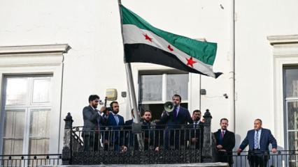 Suriye bayrağı, Londra'da göndere çekildi