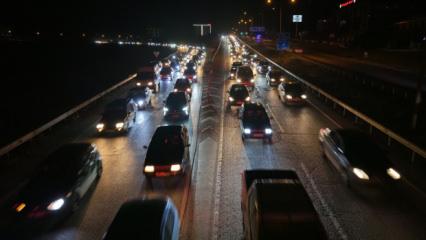 Tatil bitti, dönüş başladı: 43 ilin geçiş noktasında trafik yoğunluğu arttı