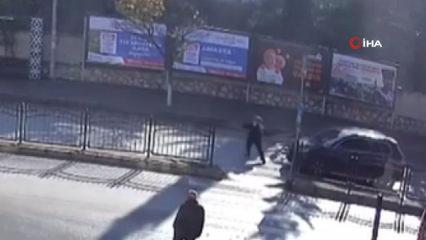 Yaya geçidinde geçen yayalara araba çarptı! Feci kazada 1 kişi hayatını kaybetti