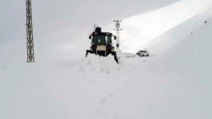 Hakkari'de kardan kapanan yollar açıldı 