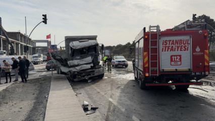 Arnavutk&ouml;y'de iki kamyon kafa kafaya &ccedil;arpıştı! B&ouml;lgeye &ccedil;ok sayıda ekip sevk ediliyor
