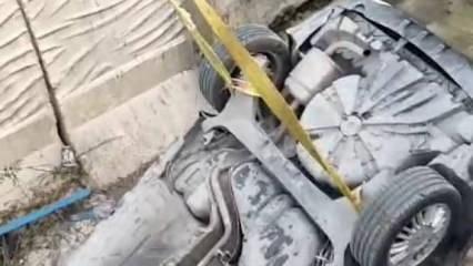 Arnavutk&ouml;y'de otomobil su kanalına u&ccedil;tu