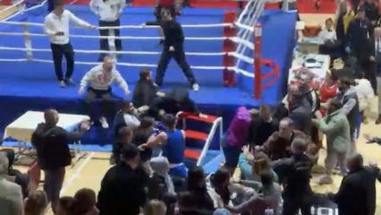 Boks maçı ring dışına taştı! Polisler kavgayı güçlükle ayırdı