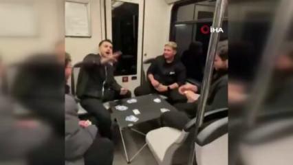 Bursa metrosunda ilginç olay: Masa kurup kağıt oynadılar