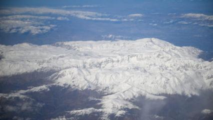 Doğu'nun karlı doruklarına havadan bakış