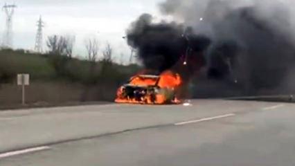 Edirne’de seyir halindeki otomobil alev alev yandı, sürücü son anda kurtuldu