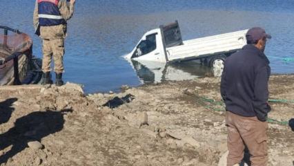 El freni &ccedil;ekilmeyen kamyonet baraj g&ouml;l&uuml;ne d&uuml;şt&uuml;: 1 &ouml;l&uuml;