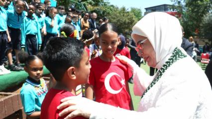 Emine Erdoğan, G&uuml;ney Afrika'da Uluslararası Maarif Okulu'nu ziyaret etti