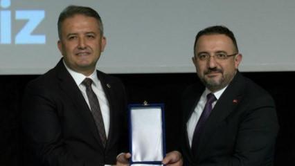 Haber7 ve ulketv.com'a &ldquo;Alanında İz Bırakan&rdquo; &Ouml;d&uuml;l&uuml;!